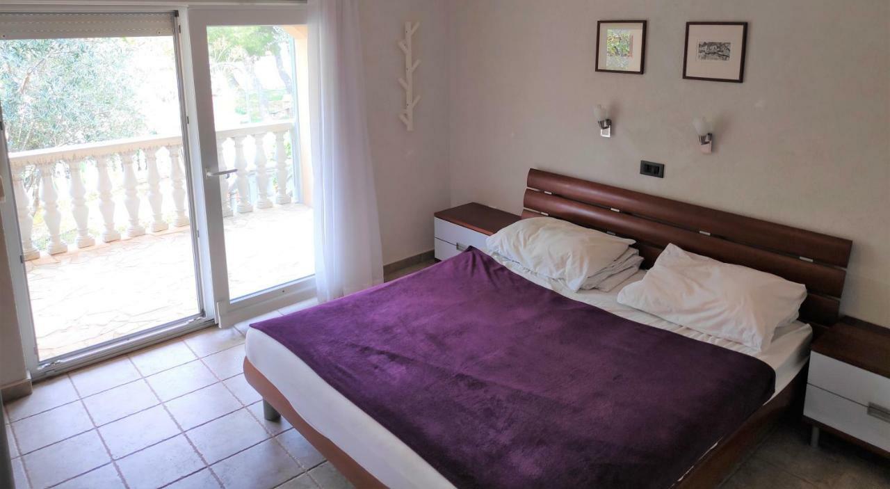 Villa Punta Blava - Beach Front, Ideal For Family Vacation With Kids, Large Terraces With Sea View, Internet, Netflix, No Pets Allowed Obrovac Bagian luar foto