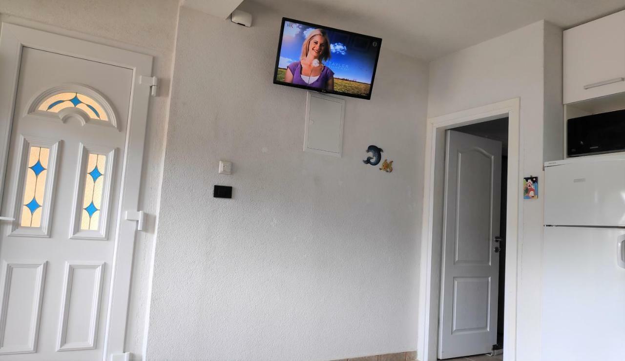 Villa Punta Blava - Beach Front, Ideal For Family Vacation With Kids, Large Terraces With Sea View, Internet, Netflix, No Pets Allowed Obrovac Bagian luar foto