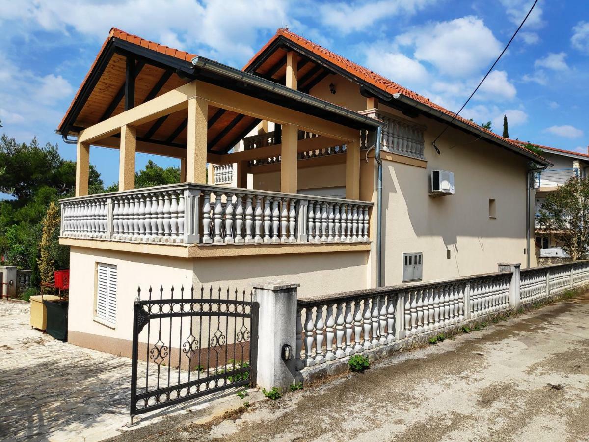 Villa Punta Blava - Beach Front, Ideal For Family Vacation With Kids, Large Terraces With Sea View, Internet, Netflix, No Pets Allowed Obrovac Bagian luar foto