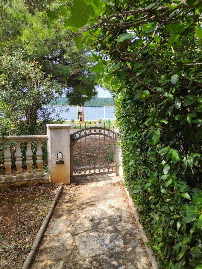 Villa Punta Blava - Beach Front, Ideal For Family Vacation With Kids, Large Terraces With Sea View, Internet, Netflix, No Pets Allowed Obrovac Bagian luar foto