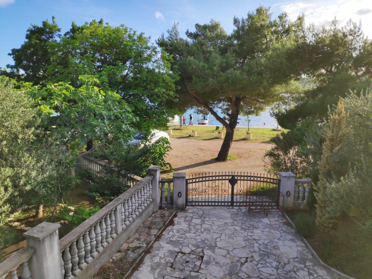 Villa Punta Blava - Beach Front, Ideal For Family Vacation With Kids, Large Terraces With Sea View, Internet, Netflix, No Pets Allowed Obrovac Bagian luar foto