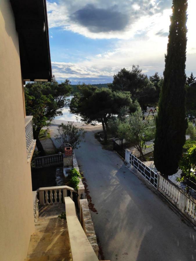 Villa Punta Blava - Beach Front, Ideal For Family Vacation With Kids, Large Terraces With Sea View, Internet, Netflix, No Pets Allowed Obrovac Bagian luar foto