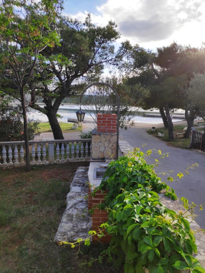 Villa Punta Blava - Beach Front, Ideal For Family Vacation With Kids, Large Terraces With Sea View, Internet, Netflix, No Pets Allowed Obrovac Bagian luar foto