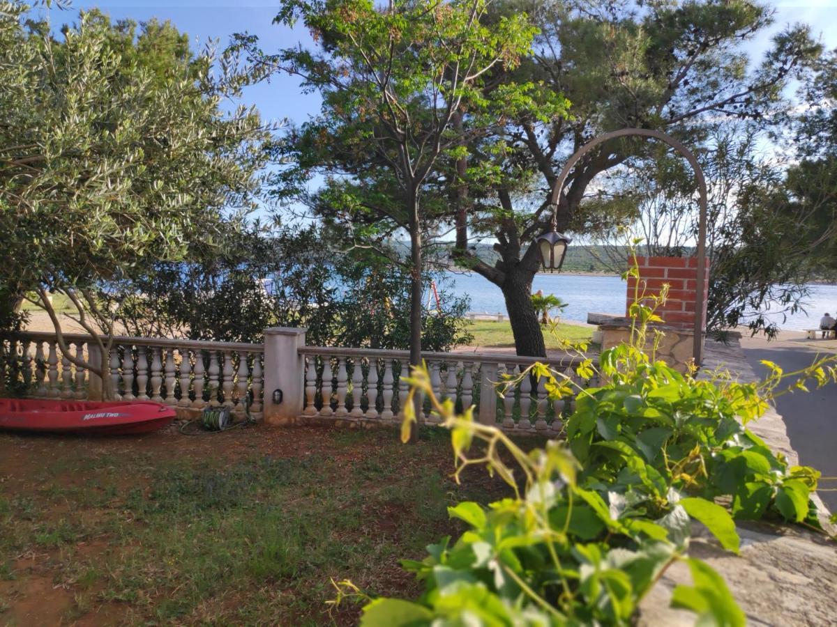 Villa Punta Blava - Beach Front, Ideal For Family Vacation With Kids, Large Terraces With Sea View, Internet, Netflix, No Pets Allowed Obrovac Bagian luar foto