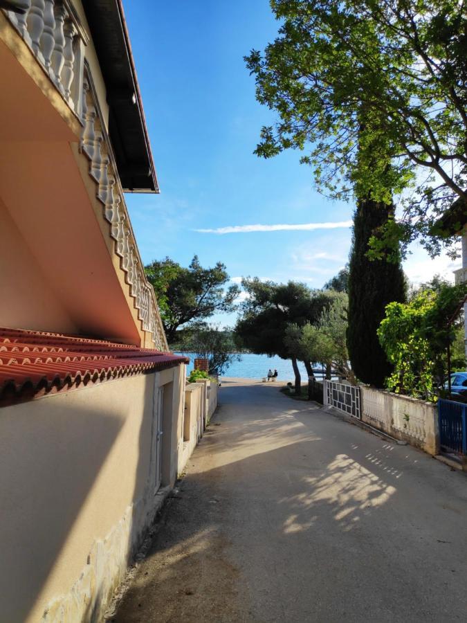Villa Punta Blava - Beach Front, Ideal For Family Vacation With Kids, Large Terraces With Sea View, Internet, Netflix, No Pets Allowed Obrovac Bagian luar foto
